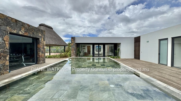 Contemporary R+2 Apartment for Sale in Black River– Elegant Outdoor Living Just Steps from the Shoreline