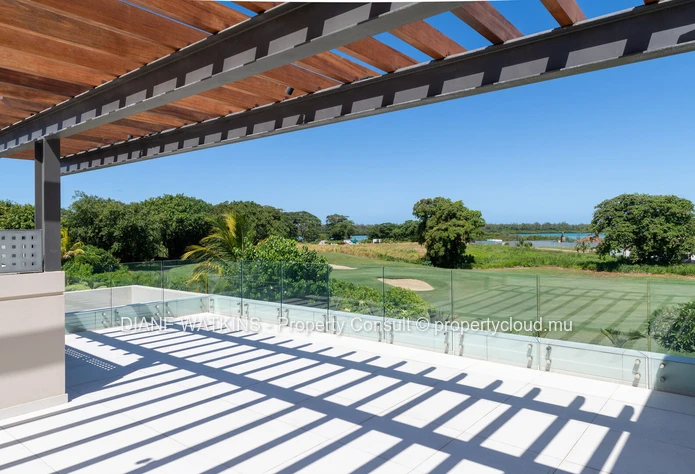 À Vendre – Duplex Moderne avec Vue sur le Golf à Anahita