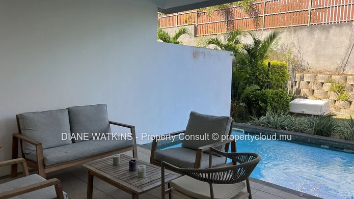 Douceur de Vivre à Rivière Noire – Duplex Meublé avec Jacuzzi à Vendre
