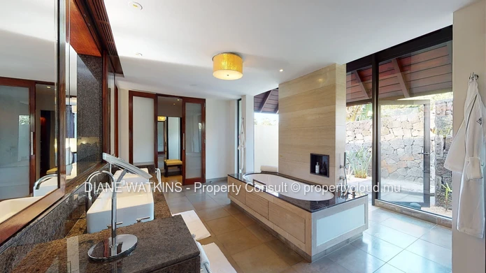 À vendre - Superbe Villa Tropicale Dans un Hôtel Luxuriant 5* à l'Est.