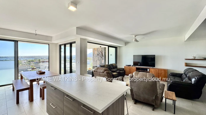 Élégance Clé en Main Face à la Mer : Duplex Meublé Trois Chambres à vendre à Tamarin
